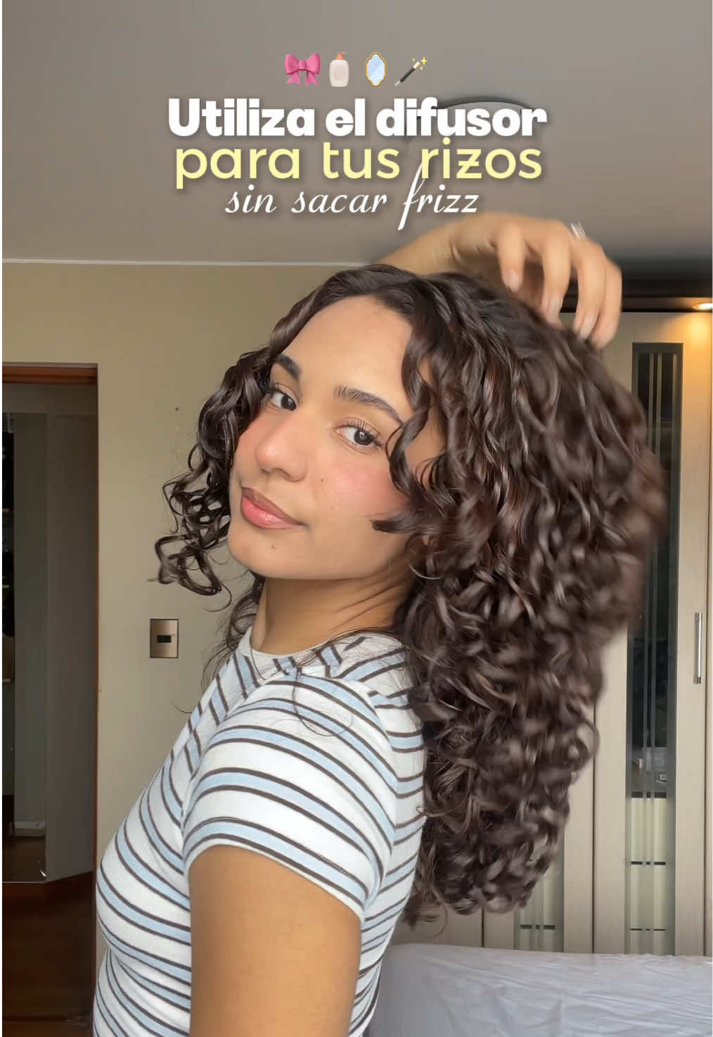 Amigas tengo tiempo sin subir videitos así por acá pero ya tocaba 💌  Les enseño la técnica de secado que uso para que el cabello me quede con 0 frizz pero con volumen (recuerda que el volumen lo terminas de agarrar haciendo scrunch para romper el cast luego del secado y separando rizos)  Me comentas si lo usas y te funciona💋 #rizosdefinidos #rutinaderizos #difusordecachos #onduladas 