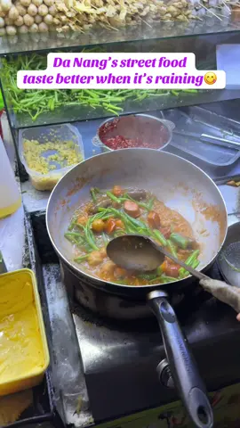 Why do Da Nang’s street food fish balls taste better when it’s raining? #danangstreetfood 