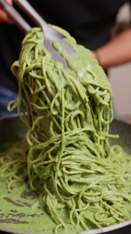 De país en país con la pasta - Ep. 1: Perú 🇵🇪🍝 En Perú, la pasta se transforma en un clásico de la mesa familiar: tallarines verdes 🌿. Inspirados en el pesto italiano, pero con ese toque peruano único gracias a la albahaca, espinaca, queso fresco y un buen chorro de leche evaporada. Cremosos, intensos y llenos de sabor criollo que conquista a cualquiera. #DePaísEnPaís #Pasta #Perú #TallarinesVerdes #RodrigoFernandini   