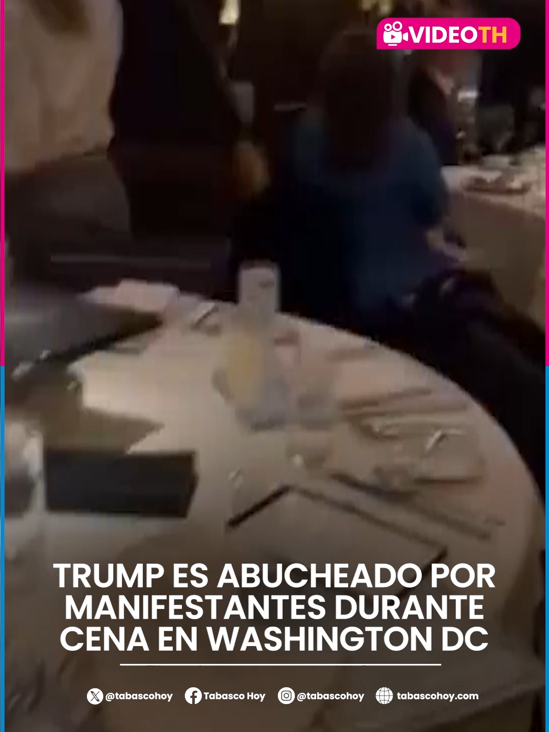 #VideoTH📹 | 🇺🇸 Trump encaró protestas durante cena en Washington Manifestantes interrumpieron al presidente Donald Trump en un restaurante cerca de la Casa Blanca, gritándole “Trump es el Hitler de nuestro tiempo” en rechazo a su política de seguridad y apoyo a Israel. El mandatario, acompañado de JD Vance, Marco Rubio y Pete Hegseth, sonrió y pidió el desalojo mientras el Servicio Secreto intervenía. Entre los manifestantes ondeaban banderas palestinas y se escuchaban cánticos por la libertad de Palestina. El episodio refleja la tensión social y política en torno al despliegue de la Guardia Nacional y la federalización de la policía en la capital. tabascohoy.com #tabascohoy #enterate #noticias