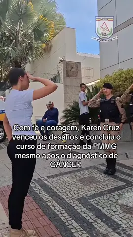 Karen Cruz é prova de que coragem e fé movem montanhas. 🙏 Mesmo após o diagnóstico de câncer em estágio avançado, Karen Cruz decidiu concluir o curso de formação da Polícia Militar de Minas Gerais e venceu essa batalha. 🙏❤️ “Durante o curso de formação da Polícia Militar, descobri um câncer em estágio 4 — o mais grave, já com metástase no tórax, coluna e lombar. Mesmo diante desse diagnóstico, optei por concluir o curso até o fim e só depois iniciar o tratamento. Na 3ª sessão de quimioterapia, perdi meu cabelo. Na 10ª sessão, sofri uma trombose cerebral e precisei ficar 4 dias internada no CTI. Mas Deus operou um milagre na minha vida: saí do CTI, enfrentei cada batalha e venci o câncer. Hoje sou prova viva de que a fé e a determinação são capazes de superar qualquer diagnóstico”, contou Karen. Que a história dela seja inspiração para nunca desistirmos, mesmo diante das maiores lutas. Parabéns pela determinação e superação! @karencruzzoficial . Todo sucesso do mundo, e que Deus abençoe sua jornada.❤️🙏🏼 Um verdadeiro exemplo de fé, força e superação. 👏🏼 #Superação #Fé #PolicialMilitar #Vitória #pmmg 