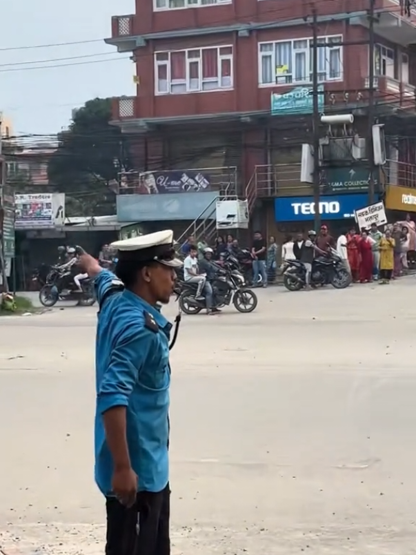 POLISI GEN-Z 🤟🏻 pokoknya main tiup Pluit dahberes semua🤣🤟🏻 #police #polisi #nepal #fyppppppppppppppppppppppp #trending 