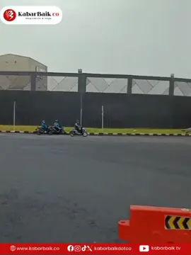 KabarBaik.co – Aparat kepolisian dari Polsek Manyar Polres Gresik melakukan penyekatan terhadap kendaraan besar pengangkut barang dan material galian C di gerbang Kawasan Ekonomi Khusus (KEK) JIIPE, Gresik. Penyekatan ini dilakukan sebagai langkah penegakan aturan jam operasional. Kapolsek Manyar AKP Dante Anan Irawanto, menyebutkan bahwa tindakan ini merupakan bentuk penertiban tegas terhadap kendaraan yang melanggar aturan jam operasional. “Penyekatan ini sebagai langkah konkret penegakan aturan jam operasional yang sudah disepakati bersama. Setiap jam operasional maka aktivitas keluar masuk truk besar di kawasan ini ditutup,” tegas AKP Dante, Senin (11/9) #kabarbaikdotco #MenyapaNusantara #JIIPE #gresik 