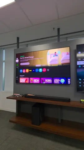 Samsung presentó sus nuevos TVs y lo que más me llamó la atención fue Vision AI. La idea es que la tele use inteligencia artificial para mejorar lo que ves: ajustar brillo, sonido y hasta interpretar escenas para mostrarte detalles extra. Más que un cambio de hardware, se siente como un paso hacia una tele que “piensa” con vos. #Samsung #VisionAI #SmartTV #Tecnología 📱