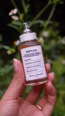 #GiftedByMaisonMargiela POV: trying to make summer last forever... one spritz (or five) at a time🤭 bc romanticizing the moment makes it feel endless✨  key notes: italian spritz accord, bitter orange, vetiver🤍 #ZfluencexMaisonMargiela #fragrance @hercampus  @maisonmargielafragrances #replicaneverendingsummer #summerscent 
