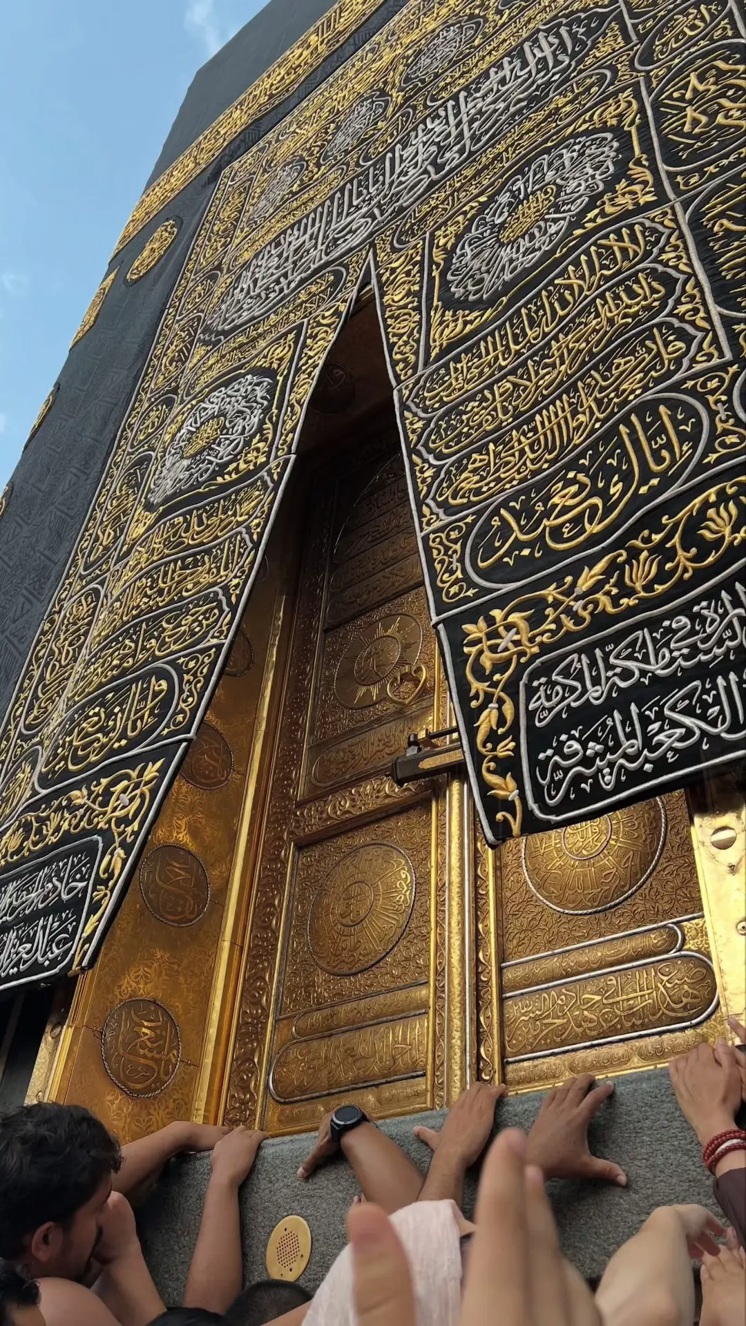 Ku kira saat menyentuh Kaabah akan kusebutkan semua doa yang sudah kupersiapkan. Tapi ternyata... Yang terucap hanya, Ya Allah ampunilah dosaku😭 Terimalah taubat dan segala amalku. Jemput aku kembali ke Baitullah berkali-kali ya Rabb, dalam waktu terdekat dalam sebaik-baik keadaan. Aamiin Ya Mujibassailin.