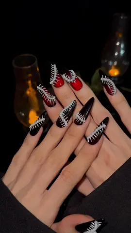 Stitched to kill this Halloween ☠️ Do you like it? ☠️🎃 #halloweennails #spookyseason #darknails #cateyegel 