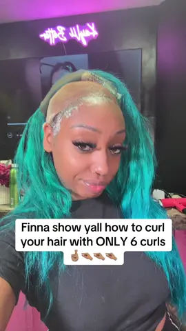 Putting a dineeee .. follow me to see how 🤞🏽 #viralvideo #emeraldgreenhair #howtocurl your hair 👏🏽