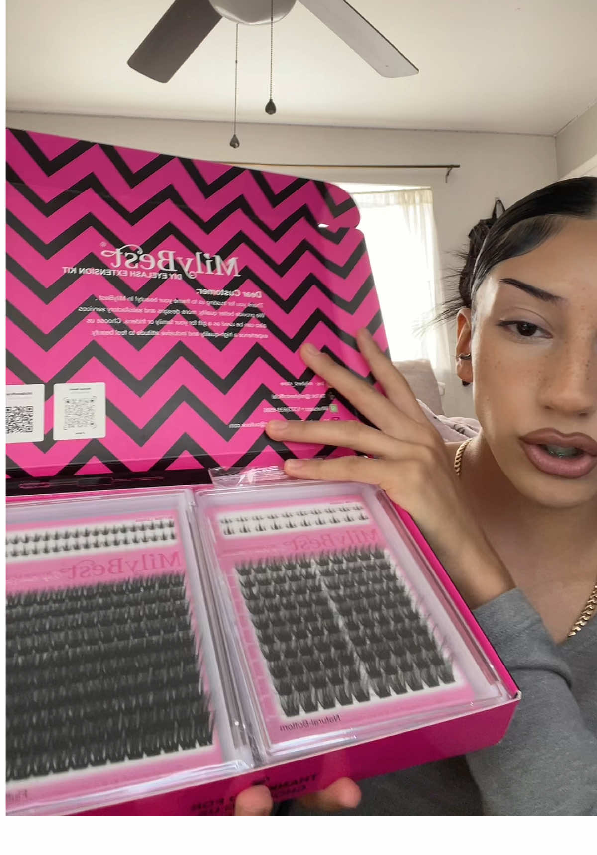 #lashclusters #fyp  what it comes with:4 different styles of lashes, 2 bond and seals that are water proof and long lasting,5 spoolies,applicator to put on the lashes, lash remover💝