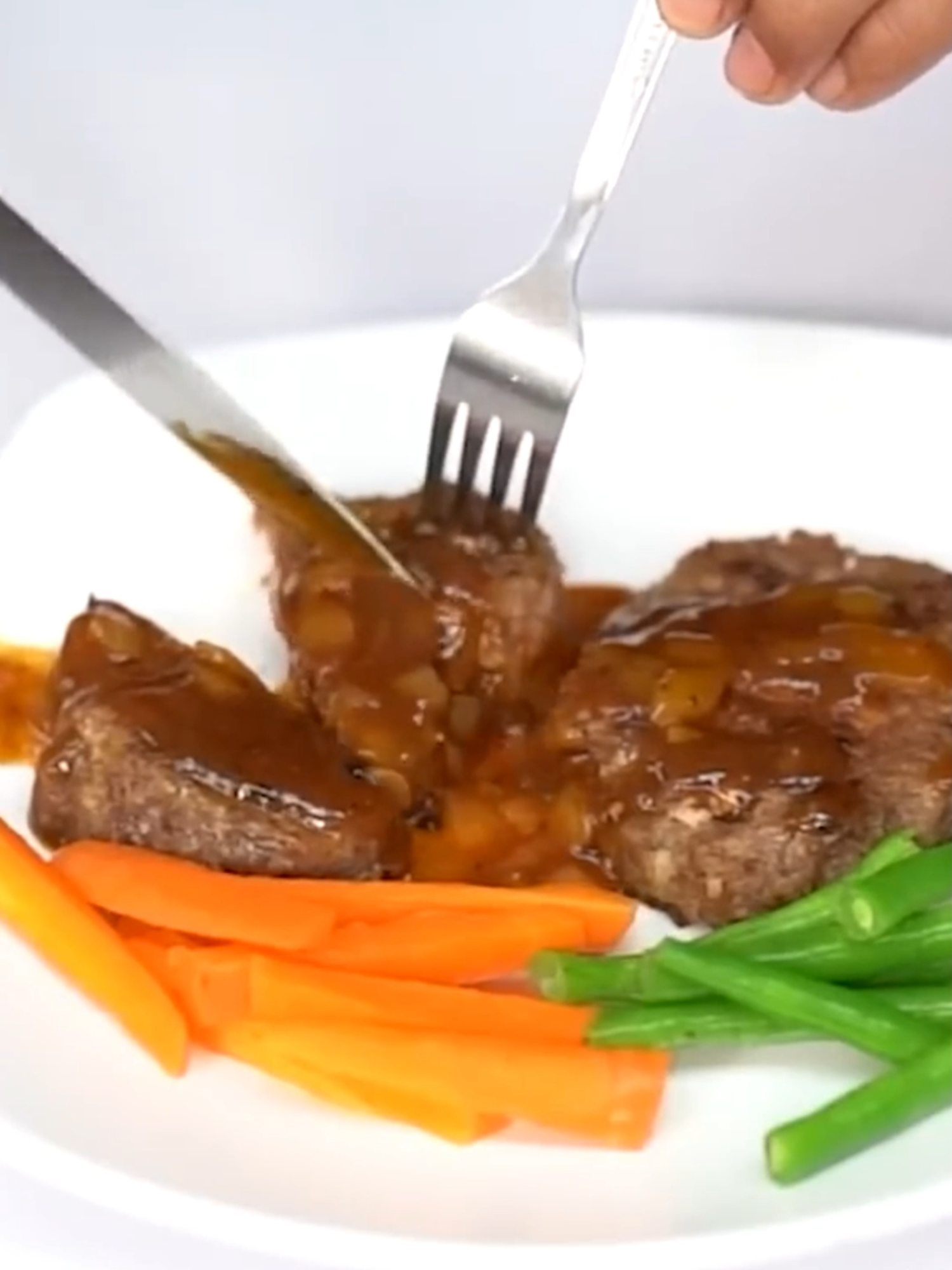 Steak kearipan lokal harga kaki 5, rasa bintang 5 - Daging giling 500 gr - Roti tawar 2 lembar - Bawang Bombay 1 buah - Bawang putih 2 siung - Putih telur 1 butir - Saus BBQ 2 sdm - Saus tiram 1 SDM - Garam 1/2 sdt - Kaldu bubuk 1 sdt - Lada bubuk 1/2 sdt - Pewarna merah 5 tetes - Es batu 40 gr - Daun pisang 1 lembar Saus BBQ - Margarin 2 sdm - Bawang Bombay 1 buah - Saus BBQ 3 SDM - Saus tiram 2 sdm - Saus tomat 2 sdm - Gula pasir 1 sdt - Air 100 ml #steak