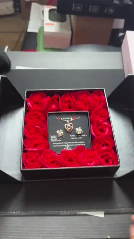 Caja de regalo de rojas rojas preservadas, incluye un collar, aretes, globos, luces led y bolsita de regalo, el regalo perfecto para tu pareja #ventaquincenal #cajaderegalo #regalo #pareja #rosas 