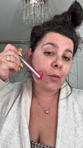 I mean just look at the difference on the side of my face where I used the wand. It looks lifted and less puffy. This is definitely my favorite @Solawave product! @Solawave Beauty #solawave #solawavewand #redlighttherapy #skincareroutine #redlighttherapybenefits 
