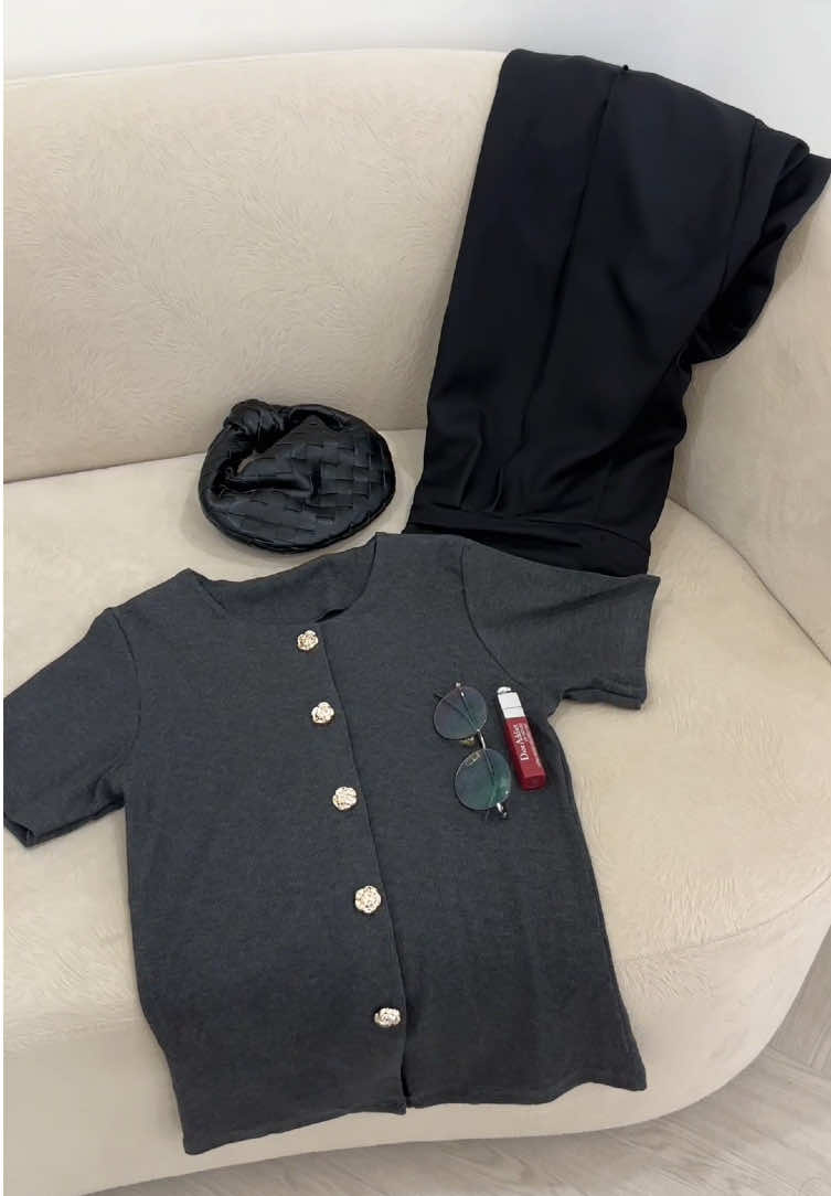 Lets keep it simple yet still classy 🖤  #OOTD #knitwear #basictop #shortsleeve 