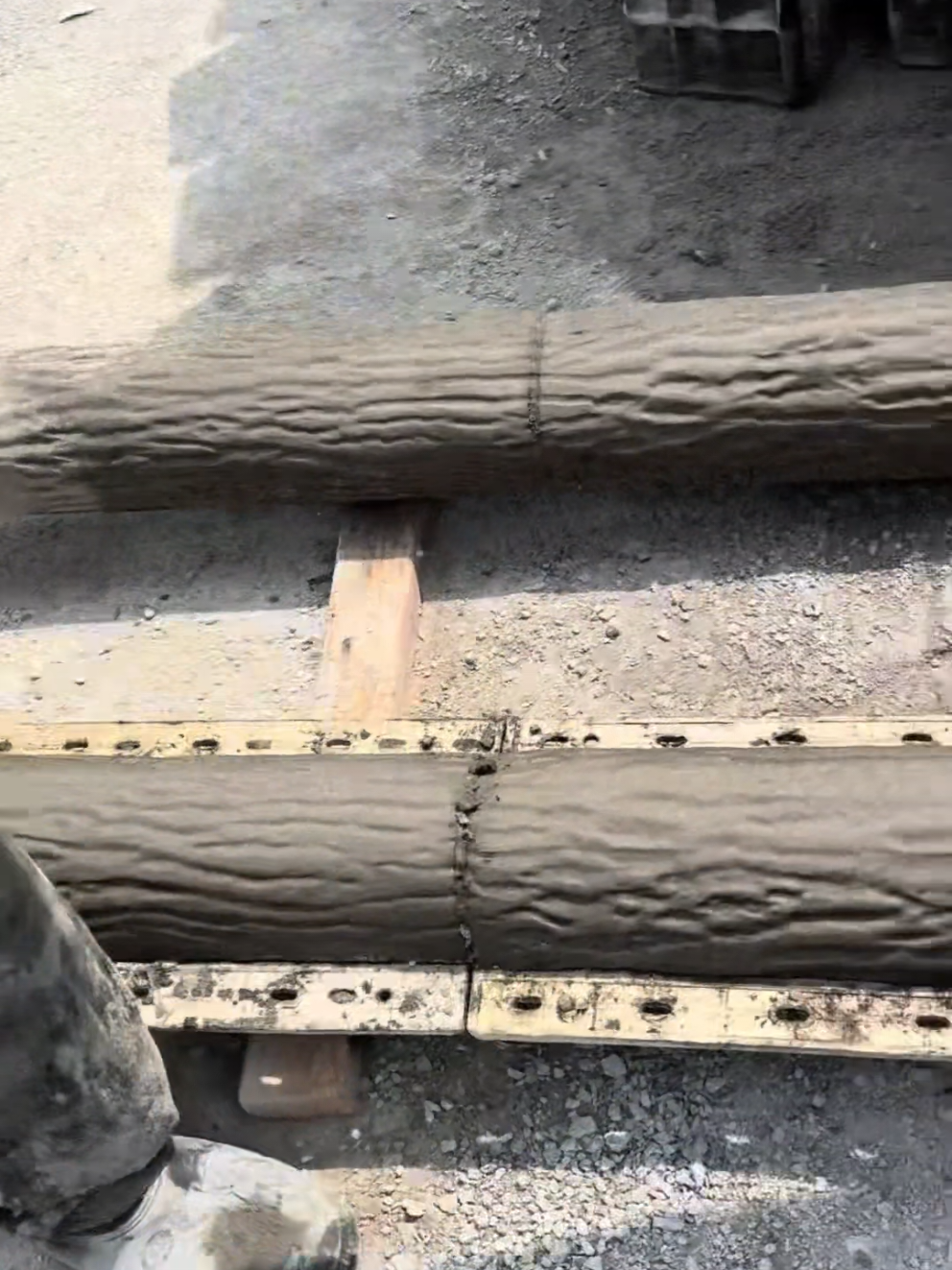 Imitation wooden pile mold: Re-engraving natural wood grain to create a new benchmark for ecological landscape at low cost #Imitation wooden pile mold #Ecological landscape construction # Essential for garden engineering #Concrete tree stump mold # River railing
