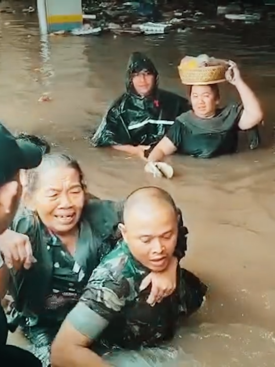 Di tengah banjir yang merendam, prajurit TNI AD hadir membawa harapan. Bersama rakyat, bahu-membahu tanpa lelah, menyibak duka menjadi cahaya kebangkitan. 🌊 Bali–NTT bangkit, karena kepedulian tak pernah surut. Bakti prajurit adalah tanda cinta, dan bukti Indonesia kuat saat semua bergandengan tangan. 🇮🇩✨ #banjir  #tniprima