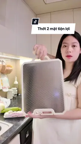 Thớt này dùng đc cho gia đình hoặc em bé ăn dặm rất tiện lợi và yên tâm vì có mặt nhựa PP kháng khuẩn dùng thái đồ chín và mặt inox 304 riêng biệt dùng để thái đồ sống #giadinhhoaqua5nguoi 