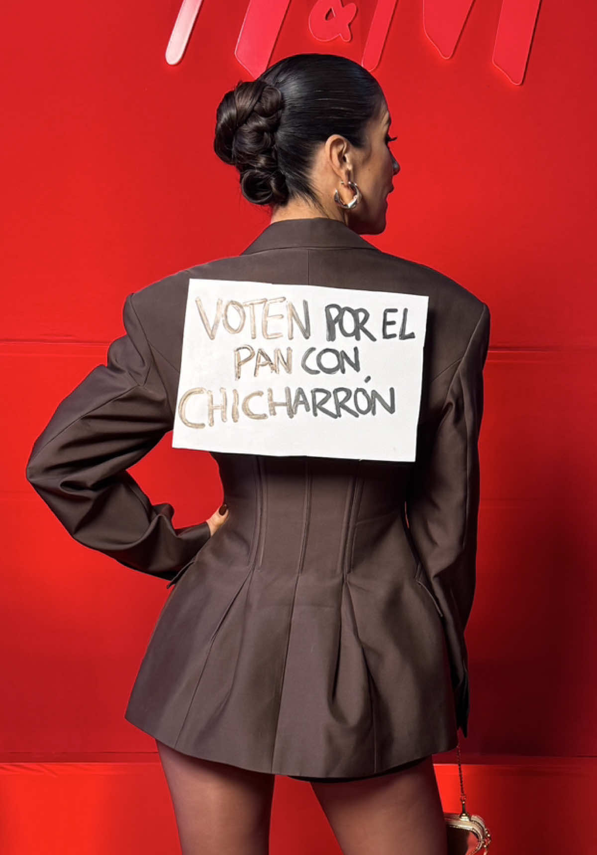 Como cuando estás en un evento pero no puedes dejar de pensar en las votaciones del Pan con Chicharrón 🫢🤣 ¡Vamos, que tenemos que ganar! 🇵🇪 Voten en todas las redes de @Ibai 🙌🏻