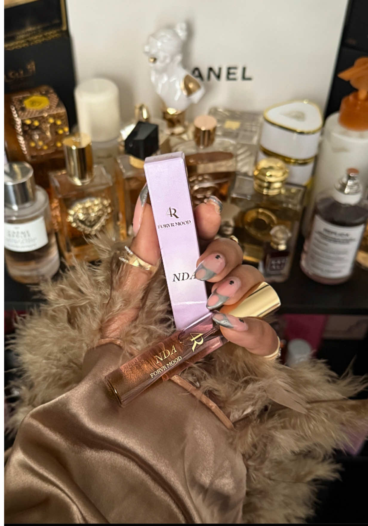 #GiftedByForvrMood  gifted by FORVR MOOD  Heyyyy girlfriends…come to the front.  Y’all know I’m FOREVER IN THE MOOD for all things FORVR MOOD…, but baby y’all are so lucky that I can tell you all about it because as good as it smells…they should’ve had me sign an NDA 😌😩🤏🏽 Lucky for you…they didn’t so let me tell you alllllll about it. She’s new to my collection #giftedbyforvrmood and babyyyy I’m screaming THANK YA and now I need the big bottle todayyyy. It smells sooooo good! From the Vanilla Tonka Bean to be Spiced Rum…it’s boozy, warm and just GROWN & SEXY girlllllllll! This has me walking past and catching a drift of my own fragrance and smilingggg because ooooou it feels and smells sooooo good around here lol!  One thing about @FORVR MOOD , they produce the juice that the girls NEED! Mean it! Okay…go ahead and head to @sephora or FORVRMOOD.com and blow a bag. Thank me later 😩🤏🏽  @sephora #sephorahaul #perfumecollection #forvrmood 