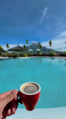 Awali pagi dengan secangkir kopi hangat ditemani indahnya Gunung Penanggungan, hanya di Grand Whiz Hotel Trawas. 🌄☕✨#grandwhizhoteltrawas #liburan #familystaycation #trawas #fyp 