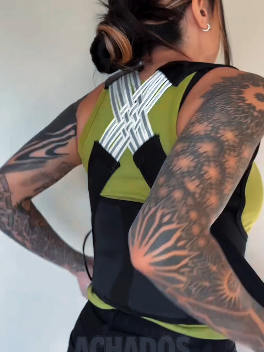 Corrija sua postura com conforto Esse corretor postural ajuda a alinhar a coluna, valorizar a cintura e não marca na roupa. Discreto e leve, é perfeito para usar em qualquer momento do dia. #dor #solucao #postura #achadinhos
