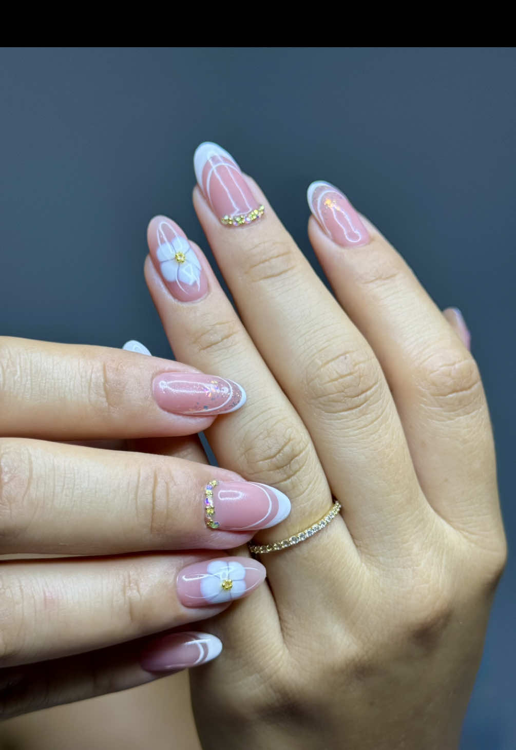 Un diseño elegante y sutil en francés blanco, ideal para resaltar la belleza natural de tus manos con un toque clásico y sofisticado que nunca pasa de moda 🌸🤍✨ Perfectas para cualquier ocasión donde quieras destacar con delicadeza y estilo 📲 @maby.nailsart 📲3163150486 ¡A brillar!✨ . . . #uñasbonitas #nailsart #uñas2025 #manicureperfecta #frances 