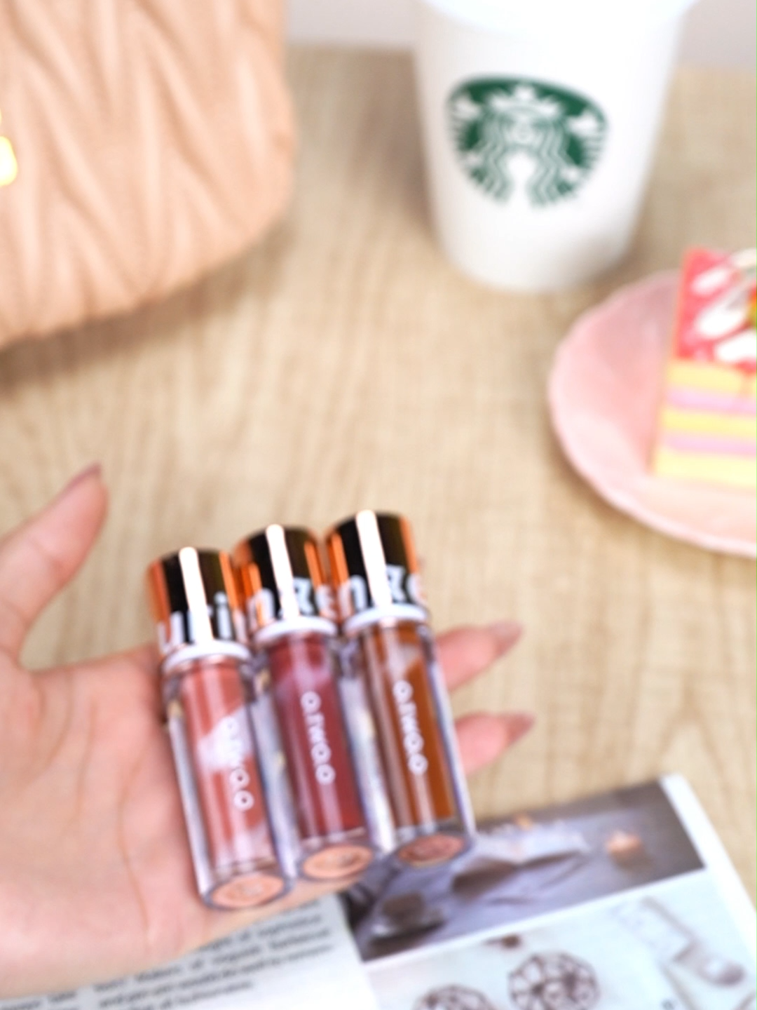 /Tes warna lipstik. Warna yang wajib dimiliki untuk kulit kuning dan hitam! Membuat kulitmu dua tingkat lebih putih setelah dipakai. -01#otwoo