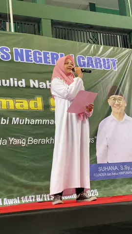 Pembacaan Pusisi Oleh Arini Dalam rangkaian acara maulid Nabi Muhammad SAW