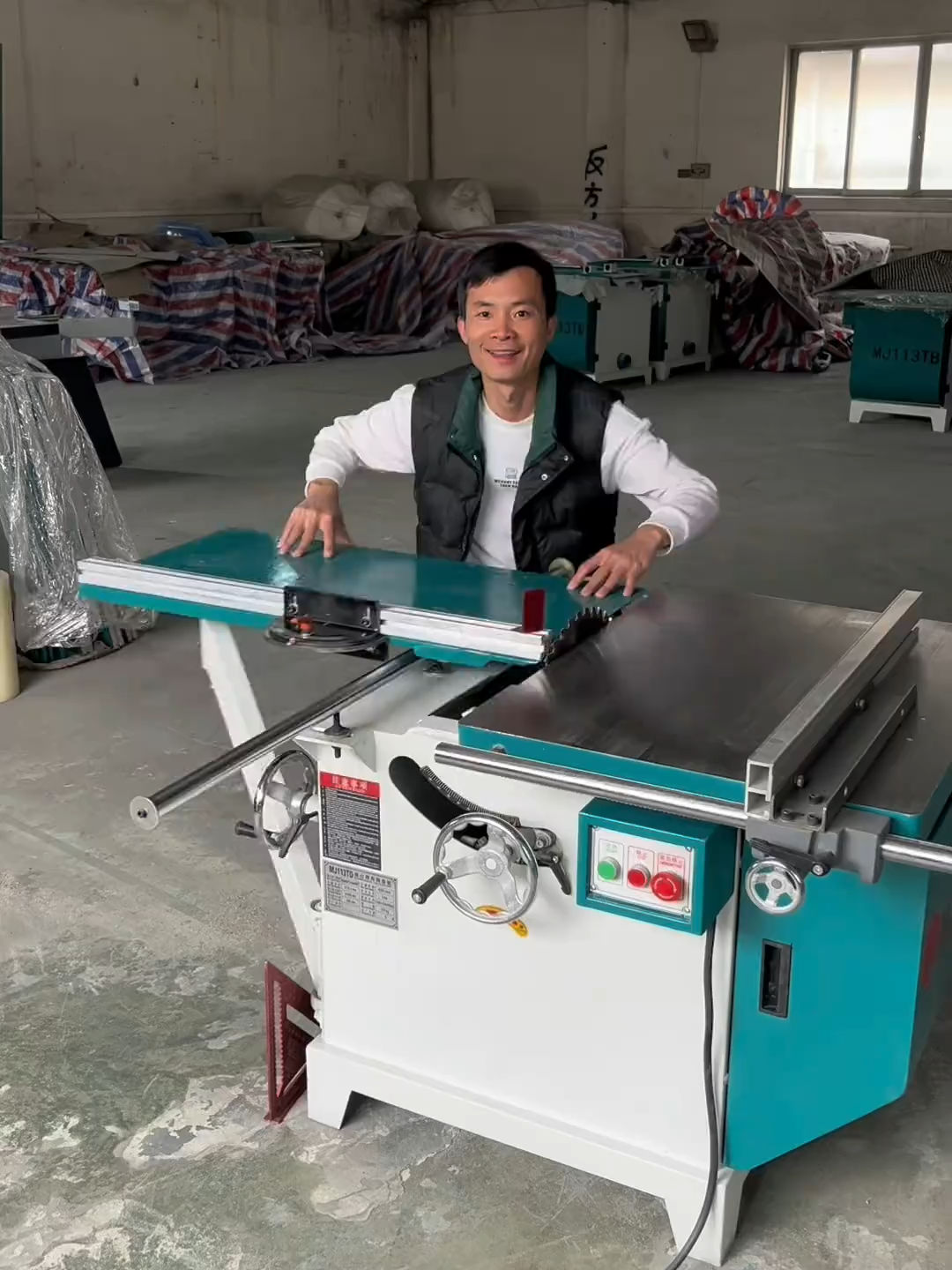 Máy cưa góc trượt gỗ nguyên khối với đường cắt thẳng và phẳng 14,5cm và đường cắt vát 9cm. Mặt bàn có thể lắp thêm một cái gông để tạo rãnh, cắt tỉa, vát mép, v.v. #minhphuonggroup #luoicatnhom #mailuoinhom #mailuoi