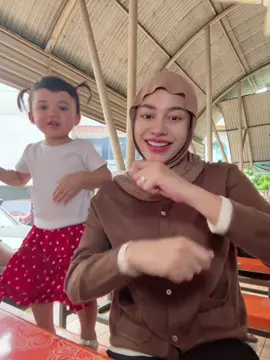 Pagi pagi ngajakin adek sarapan dibluar, soalnya kakak ikut papa kerja😅