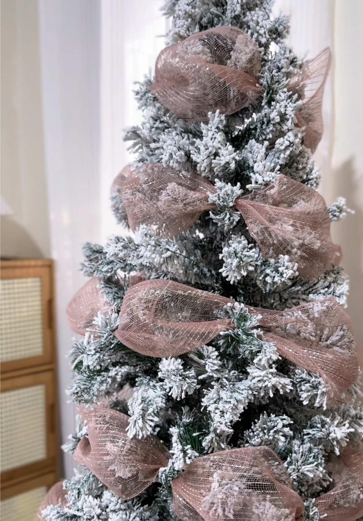 Christmas Mesh Ribbon Roll 🎀🌲 #meshribbon #meshribbonforchristmas #meshribbonroll #meshribbonchristmastree #christmasdecor 