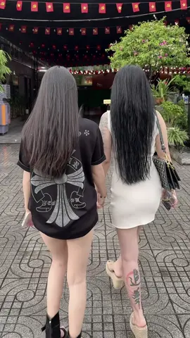 Chị em trên răng rưới đôi dép tổ ong