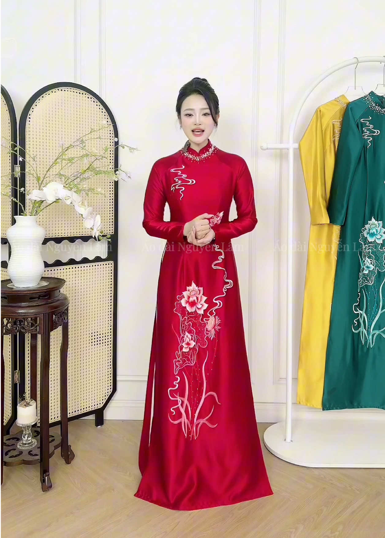 Tông màu đỏ thêu hoa sen cho các mẹ iu #aodai #aodainguyenlam #aodaibasui 