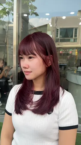 髮色：梅果色 一致色操作，不用漂 ⏰ 9/7 – 9/30 🎀 指定設計師 Ivy 專屬優惠  • 染髮（不限長度） NT$2,000  • 染＋哥德式護髮套餐 NT$2,980 讓髮色像韓劇女主角一樣，乾淨、亮眼又有氣質 🌸 這個九月，把自己交給 Ivy，換上最適合妳的顏色 💇🏻‍♀️ ⸻ 💇‍♂ 方案一｜男士手棒燙 + 深層護理 $2000  • 專為細軟扁塌髮設計  • 立體蓬鬆不扁塌  • 搭配深層護理，髮質柔順不毛躁 ✂️ 方案二｜男士剪髮 + 頭皮護理 $600  • 清爽俐落造型  • 舒緩頭皮壓力、改善油膩扁塌 ⸻ 📍 預約方式 📷 IG：Pc_lvy888 💬 LINE：@869hxqwc