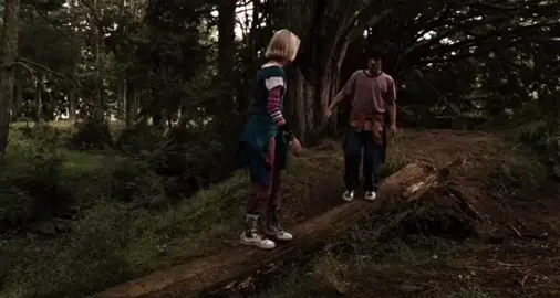 Переделал не много #jessaarons #джесси #леслибёрк #моствтерабитию #bridgetoterabithia #jess #leslie #leslieburke #лесли #джесс Лесли Бёрк — вымышленный персонаж отмеченной наградами книги и фильмов под названием «Мост в Терабитию». Её роль исполнила канадская актриса Джули Больё[8] в телефильме 1985 года PBS. В фильме 2007 года эту же роль исполнила актриса АннаСофия Робб. Прототипом персонажа стала Лиза Кристина Хилл. Вдохновение из реальной жизни Редактировать Дебби Эллиотт сообщает, что «Кэтрин Патерсон написала „Мост в Терабитию“ после того, как молния убила Лизу Хилл, подругу детства её сына». [9] Вымышленная биография Редактировать Лесли описывают как сорванца в юбке, добрую, милую, дружелюбную, свободолюбивую, весёлую, смелую, сильную, умную, спортивную и сообразительную девочку. Она обладает богатым воображением и творческими способностями, а также быстро бегает и претендует на звание самого быстрого гонщика в пятом классе, которое обычно достаётся мальчикам