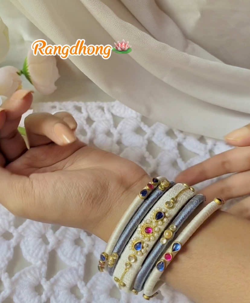 🌸 পূজা কালেকশন – ৬ 🌸 সাদা আর অ্যাশের কম্বিনেশনে।  যেকোনো ড্রেসের সাথে সহজেই মানিয়ে যাবে এই সেট। 📦 অর্ডার করুন এখনই! #fyppppppppppppppppppppppp #handmadebangles #pujaoffer #bangle #silkthreadjewelry 