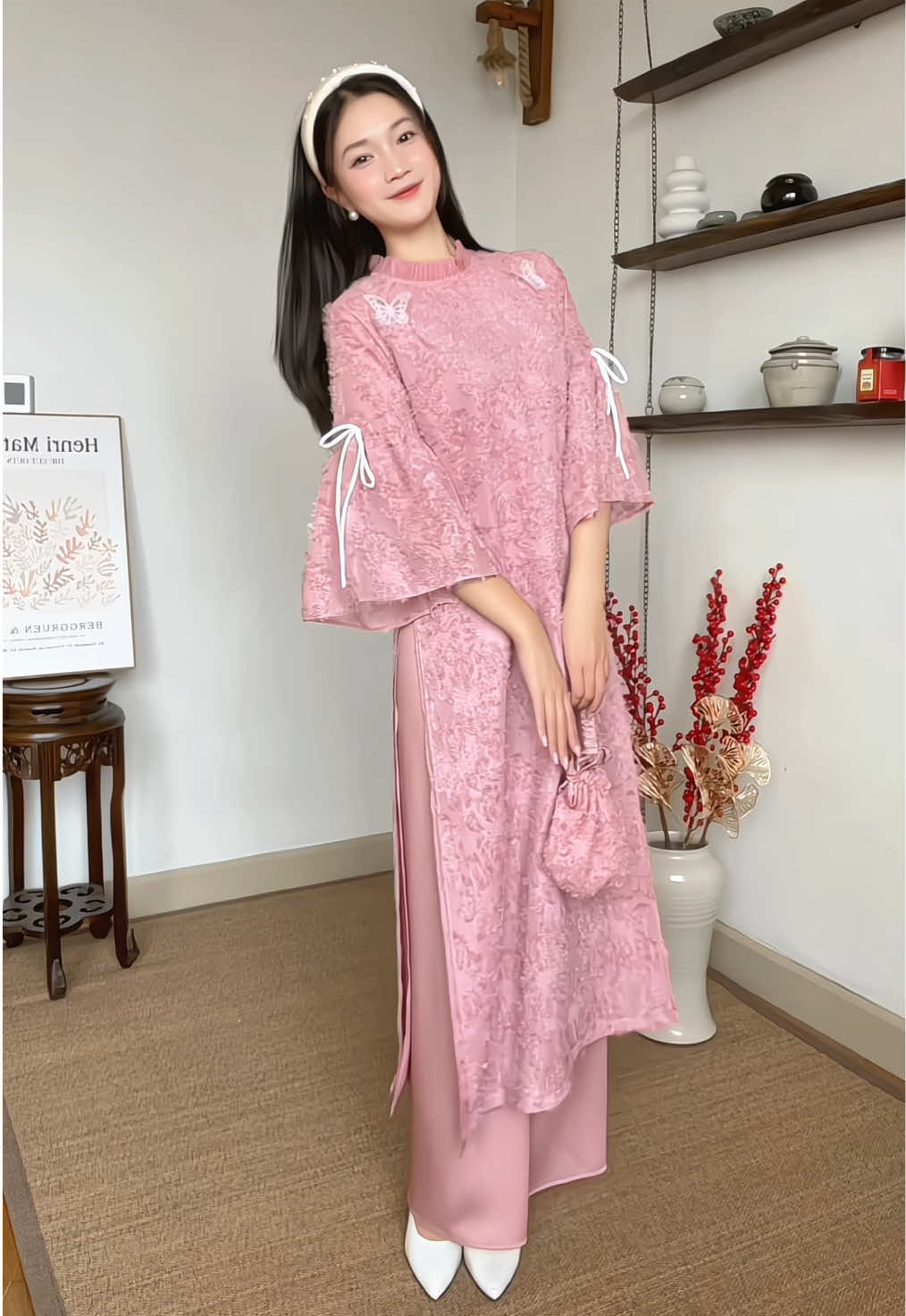 Áo dài Châu Liên – một chút mong manh, một chút thơ tình, tựa như mảnh trăng non vương sương sớm.                                       #aodailana #LANADesign #AodaiCollection #aodaithietke 