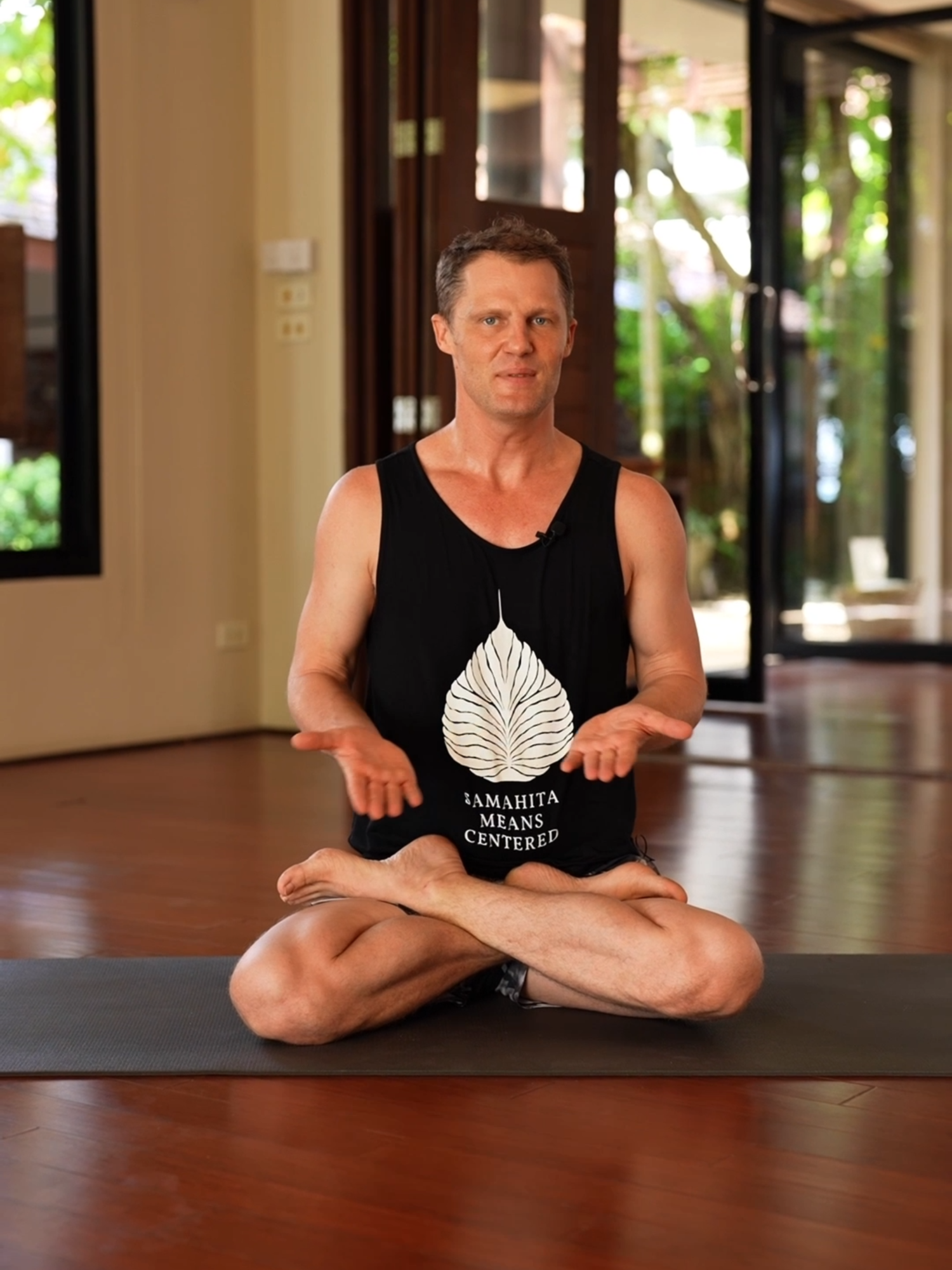 Finding ease in Full Lotus (Padmasana) is a journey—hip mobility, knee safety, and patience all play a role in developing this classic meditative seat. Daniel breaks down the key steps to enter with stability and awareness. How’s your lotus practice coming along? Drop a 🧘‍♂️ if you’re working on it 🩵 #samahita #samahitaretreat #yogathailand🇹🇭 #yogaretreat #yoga #asana