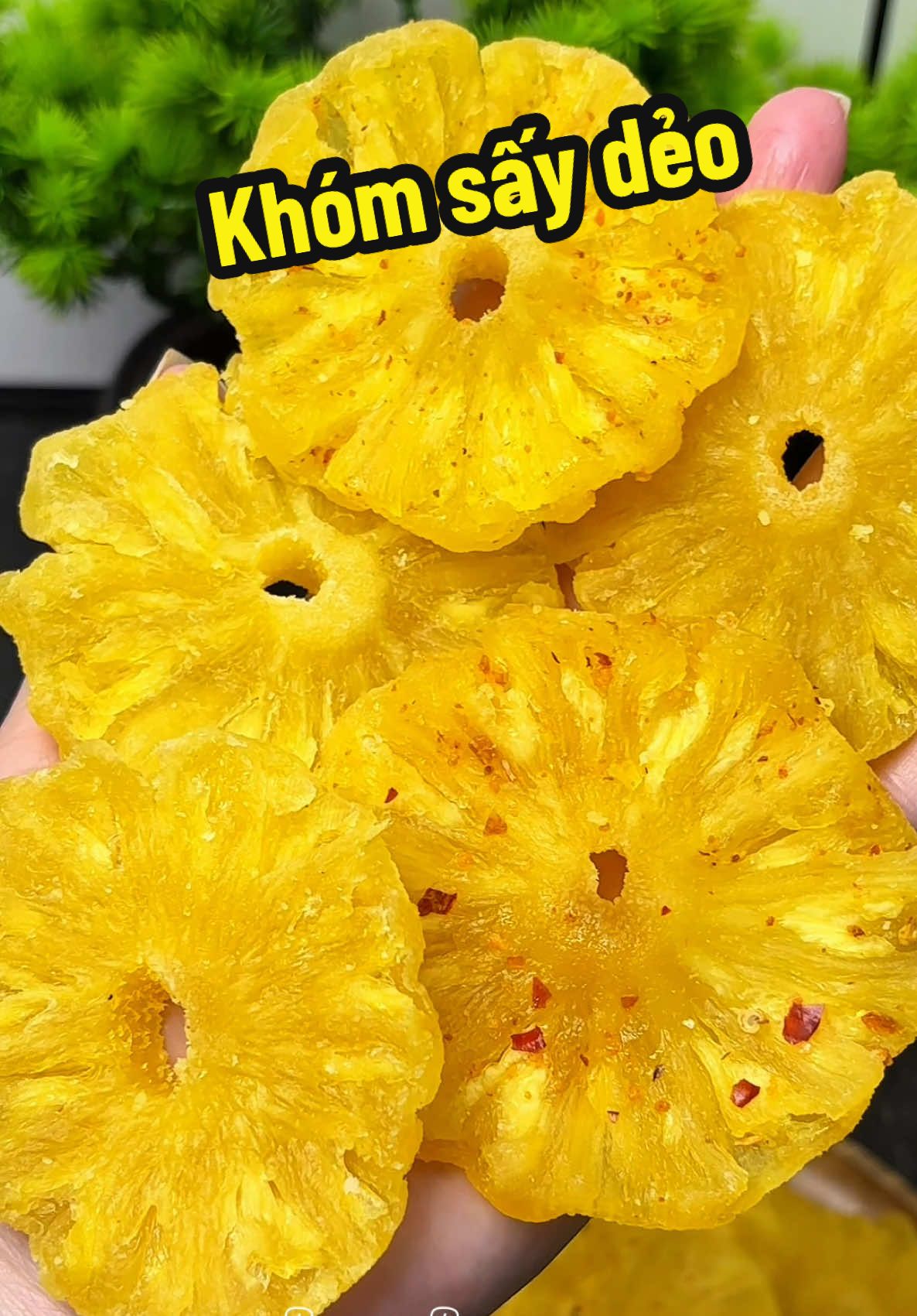 Muốn cải thiện mùi cơ thể thì ăn khóm là hợp lí luôn á mấy chị, mà ăn khóm tươi nhiều nó tưa lưỡi lắm, mình ăn cái khóm sấy dẻo zầy đi muốn ăn bao nhiêu cũng được hết á #khomsaydeo #foodreview #fypシ #bepmebong #xuhuong  @Bếp mẹ Bông 