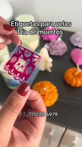 Son totalmente personalizadas ✨ hay que honrar a aquellos que ya no están ❤️ . . . #diademuertos #veladoraspersonalizadas #diademuertosmexico #stickers #personalizados 