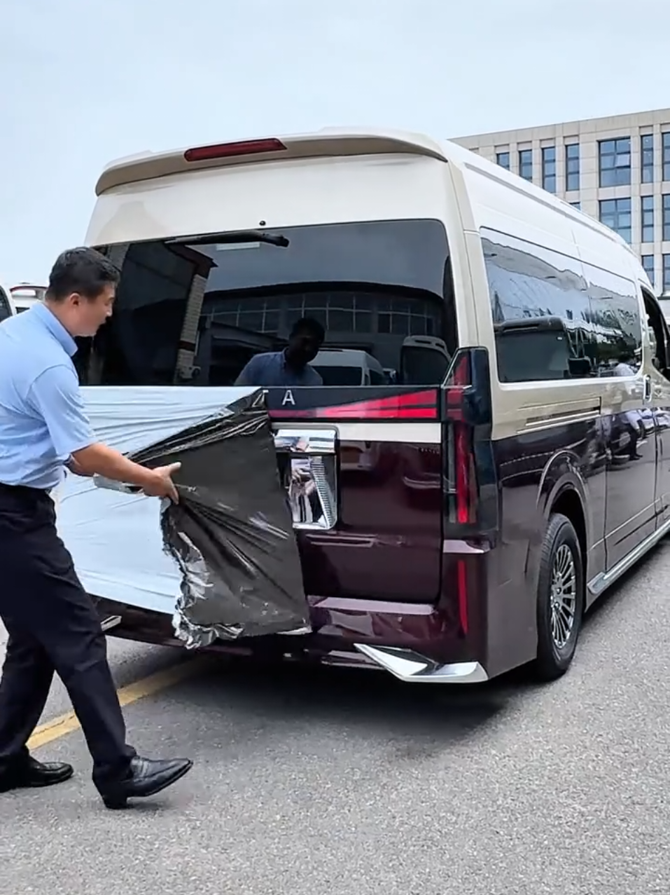 HiAce 2025 – From Family Trips to Business Roads 🚐👨‍👩‍👧‍👦
