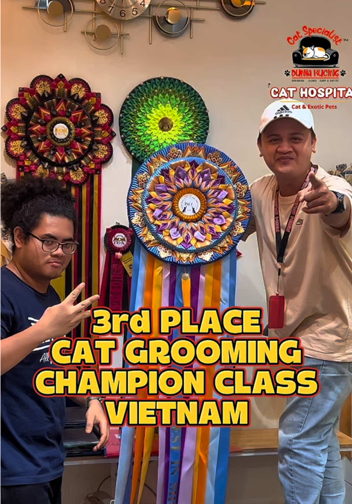 “Cat Lover! Tau nggak? Groomer Dunia Kucing baru aja juara internasional di Vietnam! 🏆🐱” Alhamdulillah 🙏✨ Groomer Dunia Kucing berhasil Juara 3 Champion Class di Vietnam 🇻🇳 Prestasi ini jadi bukti kalau grooming kita udah kelas internasional 💯 Deretan prestasi lainnya: 🥇 Malaysia – Open Class Scissoring 🥈 Malaysia – Best in Show 🥇 Bangkok – Open Show Grooming Trim Other Breeds 🥉 Vietnam – Champion Class Pet Trim 👉 Tekan ❤️ kalau kamu bangga, COMMENT “Bangga Indonesia 🇮🇩” dan SHARE ke Cat Lover lain biar makin banyak yang tau! RSH DUNIA KUCING Ruko Mitra Junction Blok J No.1 - 3 Jalan. Mitra Raya Kelurahan Teluk Tering Kecamatan Batam Kota - Batam centre Provinsi kepulauan riau . Nomor WA admin Shop kami +628117766222 . Google maps 👇 RSH DUNIA KUCING https://maps.app.goo.gl/zmpEVuAF52izt7f66?g_st=iwb . Buka Setiap hari & Jam operasional kami mulai 9 pagi sampai 7 malam setiap hari. #fyp #trending #viral #cat #kucing 