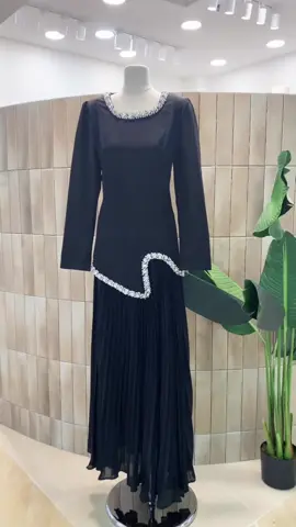 Classy in black 🖤 One set eksklusif dengan detail crystal yang berkilau, rok pleats yang manis, dan bahan tebal berkualitas. Jahitan super rapi, cocok untuk tampilan formal maupun semi-formal.✨ Haven Set  M,L & XL  IDR 1.000.000 #laud #jusy #itcmangga2 #sunplaza #pasaratommall 