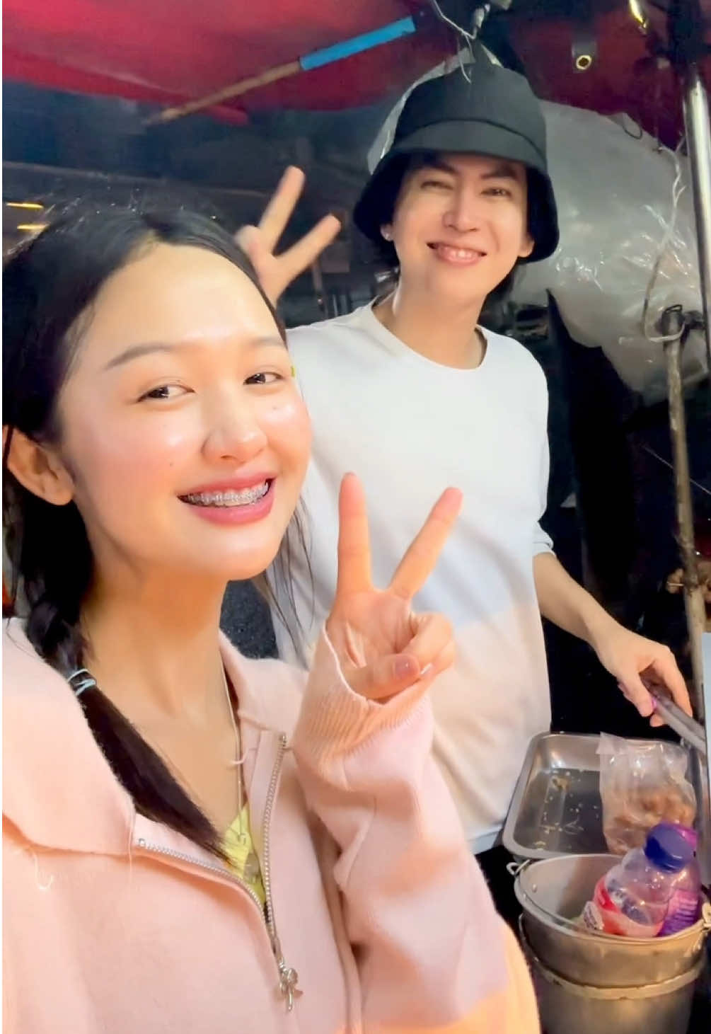 มาช่วยพ่อพี่เสือ ขายไส้กรอกอีสานกันค่าา 💖🥰🥰 @พี่เสือมาแล้ว(4.2M)🐯 #อาเมย์ชาวสวน #Vlog #1วันของฉัน 