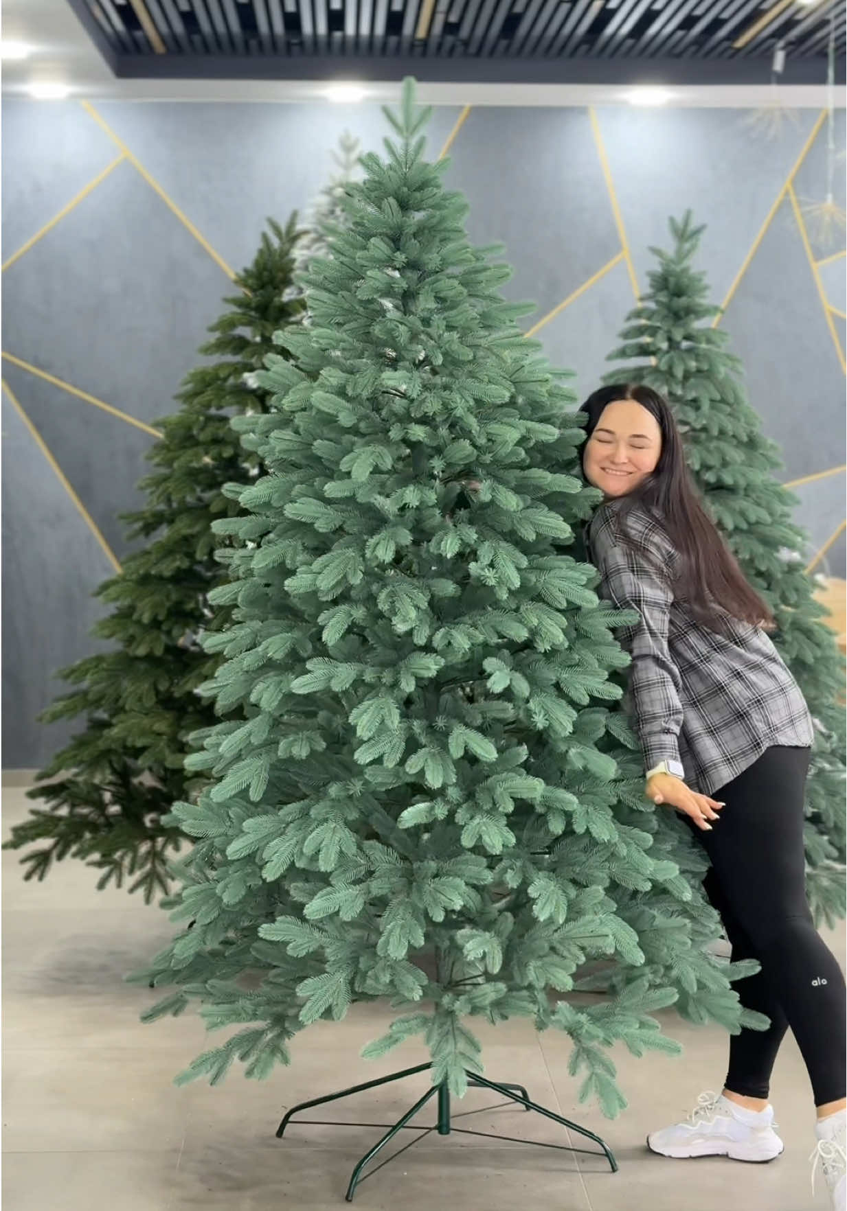 NEW🆕Новинка нашого виробництва  Лита ялинка Лапландська🌲 Доступна в зеленому💚 Та блакитному кольорі 🩵 Виготовлена повністю з усіх литих гілочок 🦾 Екологічно чиста та безпечна для діток ✅ Придбавши нашу ялиночку новорічні свята стануть незабутніми 👌 А фото неймовірно стильними 🤝 Доступна модель в двох розмірах  1.8м та 2.2м  В комплекті металічна підставка та картонна упаковка ✅ Гілочка лита пітипала  Обмотка шовковою ниткою  Жодних гілок ПВХ❌ Якість нашої продукції ми гарантуємо ☺️ До початку сезону діє акційна ціна 💲 Для швидкого замовлення або консультації пиши нам у дірект 🩵 Або Вайбер 0987466442 Самовивіз з нашого магазину ELER Смт.Брошнів-Осада 22 січня 71 #ялинки#литіялинки#виробникялинок#