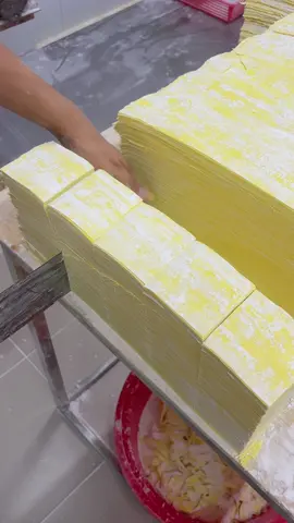 Hoành thánh/vằn thắn (餛飩)(Wonton) là món ăn có nguồn gốc từ ẩm thực Trung Hoa, xuất hiện từ thời nhà Hán (khoảng 2.000 năm trước). Ban đầu, hoành thánh chỉ là loại bột mì gói nhân thịt, thả vào nồi nước dùng để ăn thay cơm. Theo dòng chảy lịch sử, món ăn này dần được phổ biến khắp Trung Quốc, rồi lan sang các nước lân cận. Khi du nhập vào từng quốc gia, hoành thánh lại được biến tấu phù hợp với khẩu vị và văn hóa ẩm thực bản địa.