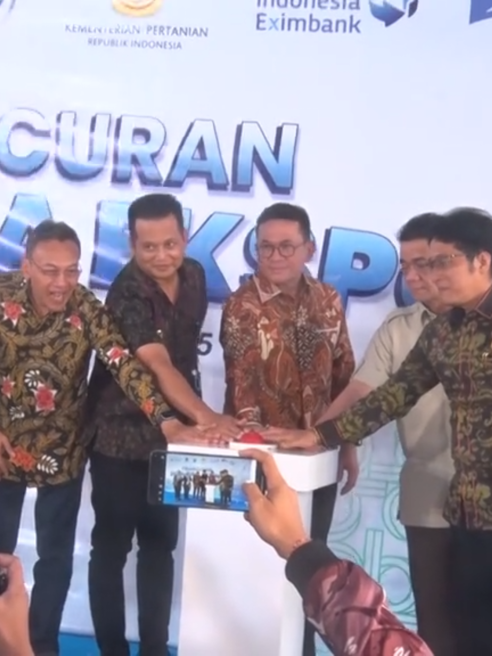 Peluncuran Desa Bisa Ekspor di Jembrana: Kakao Lokal Tembus Pasar Global Kabupaten Jembrana kembali mencatat sejarah penting dalam pengembangan ekonomi kerakyatan dengan diluncurkannya program Desa Bisa Ekspor yang dipusatkan di Koperasi Kakao Kerta Semaya Samaniya, Desa Nusasari, Kecamatan Melaya yang dilaksanakan pada Selasa, 9 September 2025. #diskominfojembrana  #demijembranapastibisa