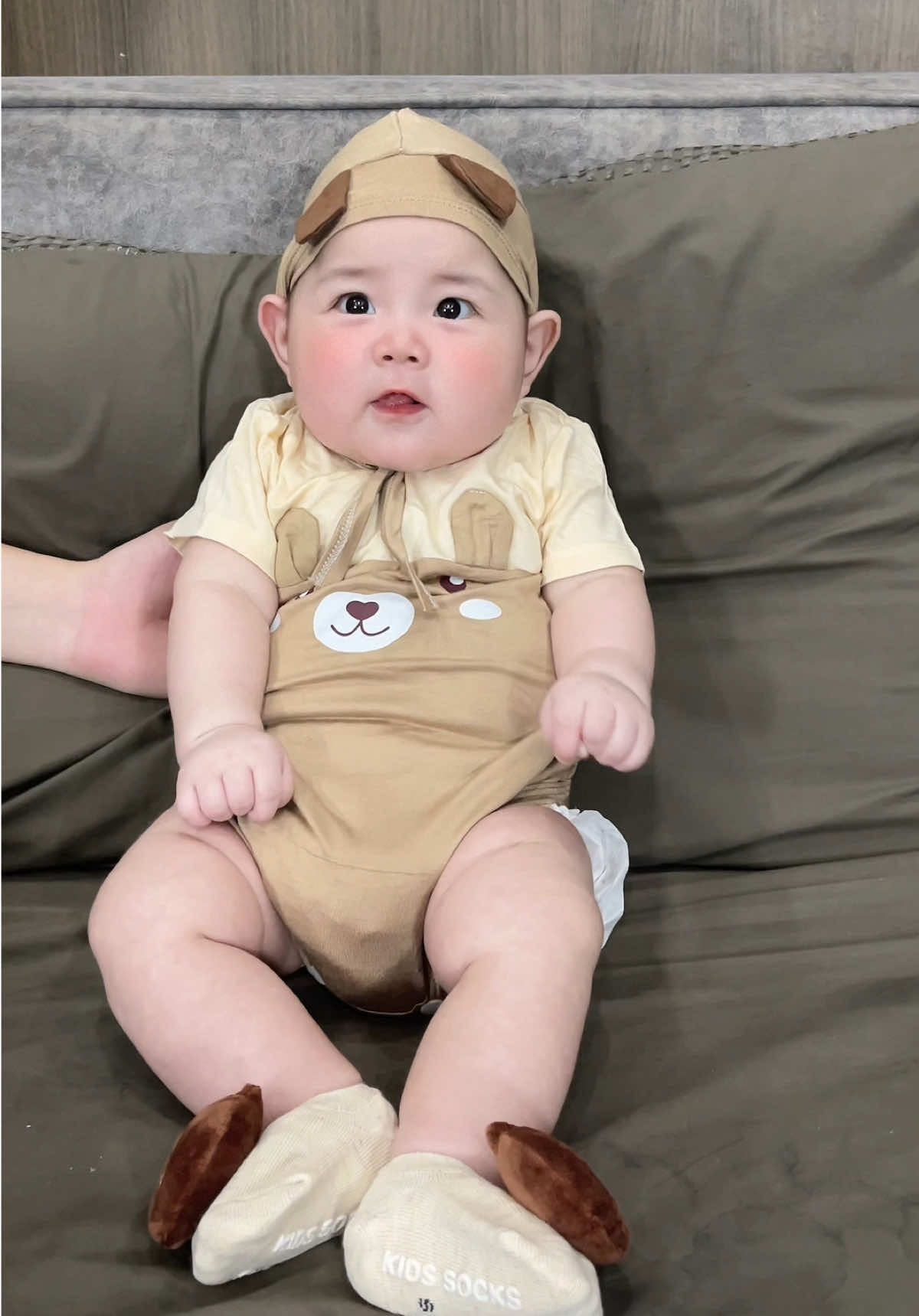 Con cưng hong cô chú oiii 😍 hơn 100cá mà có ngayy 1 bộ gồm cả mũ và tất lunn ạ , chất thun lạnh mềm mát lắmm nè #giadinhbap🌽 #dohechobe #dobochobeyeu #bodychip 