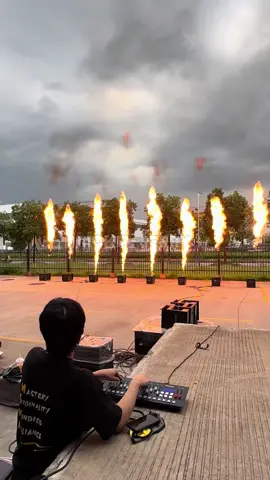 MOKA team set up for the fire shows. #firemachine #lanzallamas #stageflame #maquinadefogo #magicfx                  