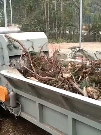 Wood enters from the feeding port and passes through the internal rotating drum. Due to the rotation of the drum, the wood is compressed, impacted, and cut by blades on the drum wall, and finally crushed into the required particles. Part of the drum type wood pulverizer sends out the crushed material in the cutting chamber by the high-speed steam flow generated by the blades on the cutting disc.#Woodcrusher#Integratedcrusher#Multifunctionalwoodcrusher#Woodcrushingequipment#Largescalewoodcrusher