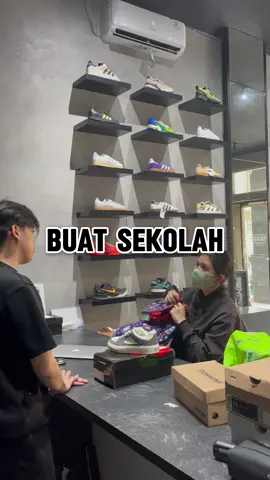 Respect Orang Tua Berusaha Keras Demi Anaknya !! . #fyppppppppppppppppppppppp #giveaway #sepatumurah #videoviral #tokosepatu 